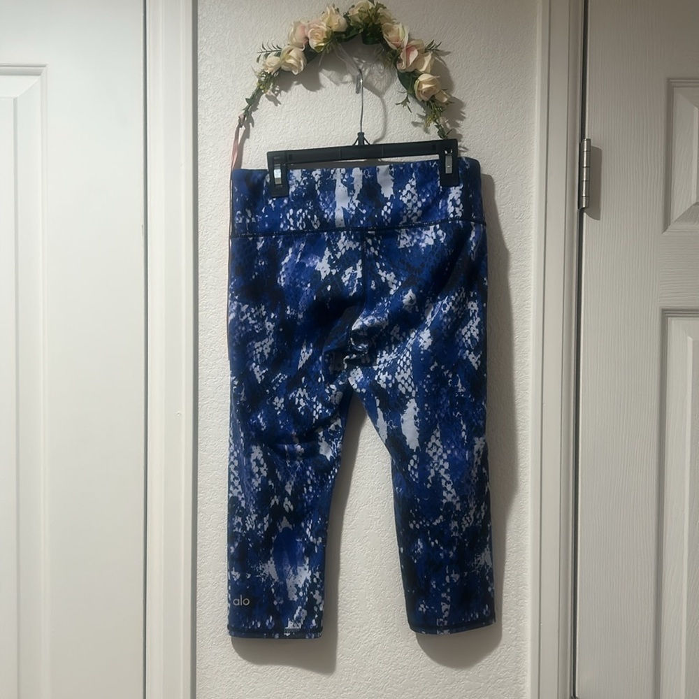 Alo Yoga Python Print Capri - Picture 4 of 6